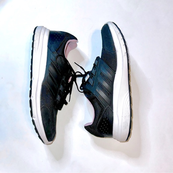 Adidas women’s black & pink running shoes athletic work out gear - size 9.5 used - Picture 2 of 5